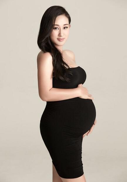 美女怀孕大肚子自己图片