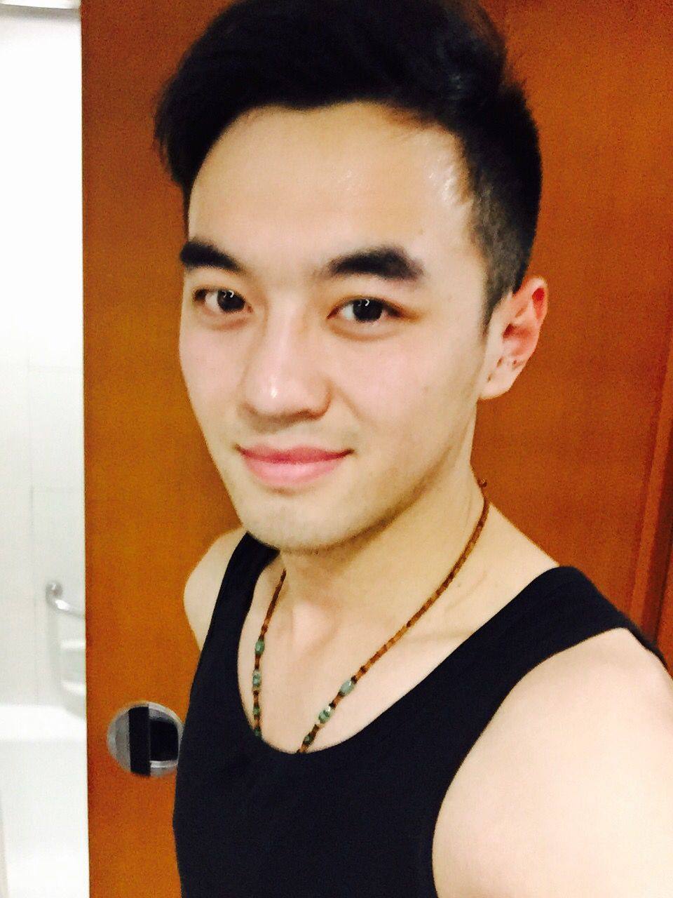 大眼哥教你!首先呢你应该先把该刮毛发先刮干净了!清爽一下!