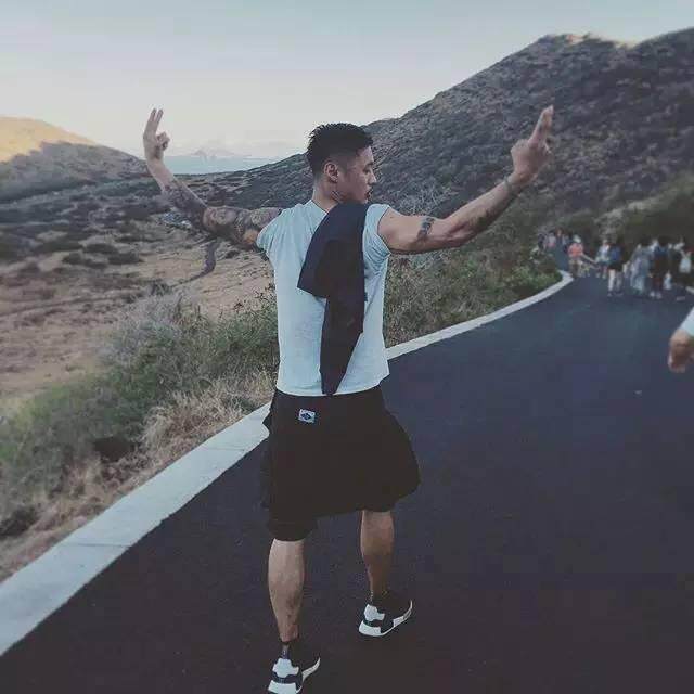 国庆出游,nmd运动潮鞋备起来.你—全场的焦点