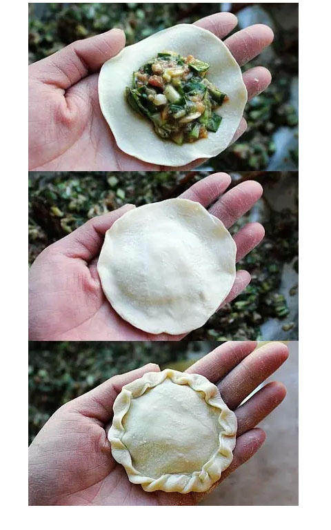 「葵花饺子」 一饺子皮放馅,上面再覆盖一张,捏花边即可