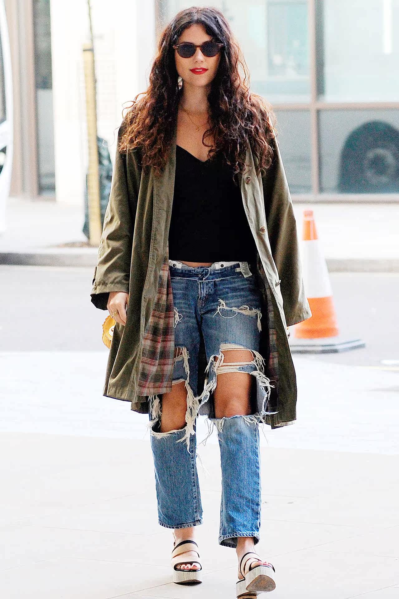 eliza doolittle 牛仔裤夸张的撕裂,与风衣搭配,有一种乞丐风的另类潮