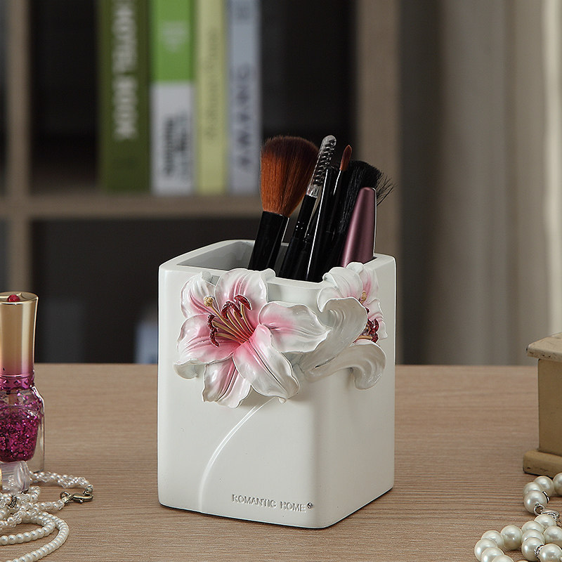 去购买 百合笔筒线条简洁韵味十足的外观设计,精致的手绘工艺.