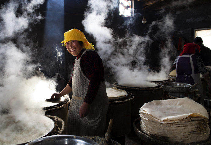 经过淘洗,浸泡,然后用石磨磨成糊状物,群众叫"煎饼糊子"