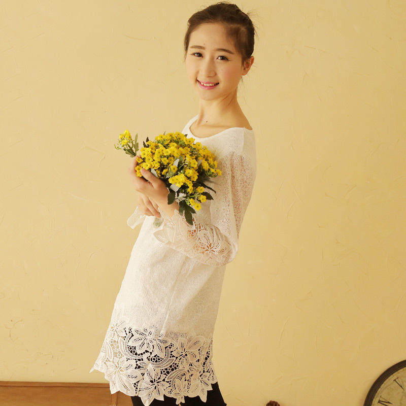 的精巧手绣在蕾丝衣料上勾勒出朵朵花蕾,在暖阳下,盛放在白色的衣襟