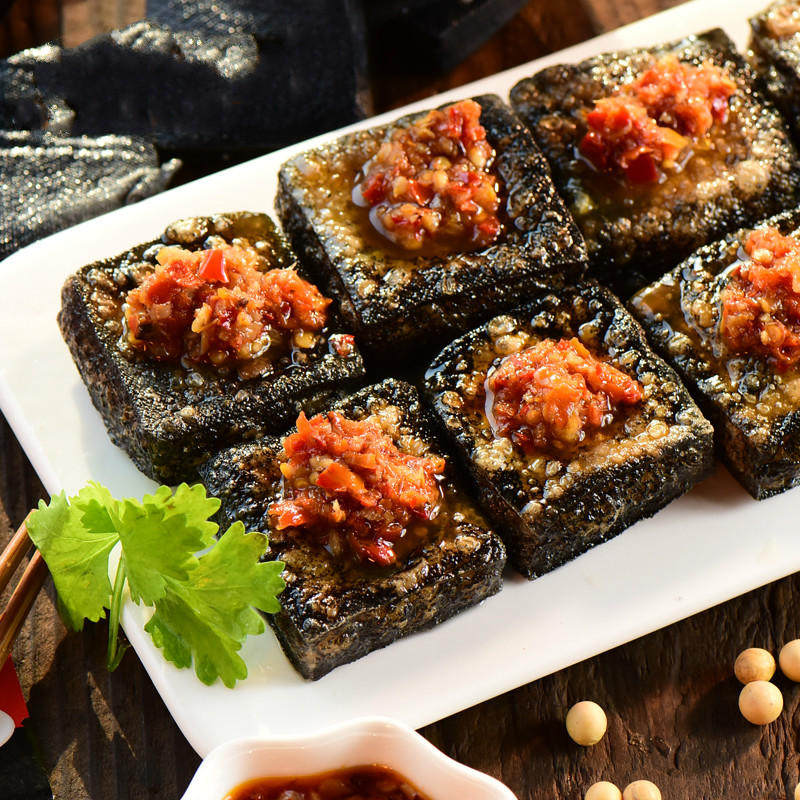 去购买 【臭豆腐】 混杂在卖烤鱿鱼卖烤串卖麻辣烫的隔壁~恩就是卖臭