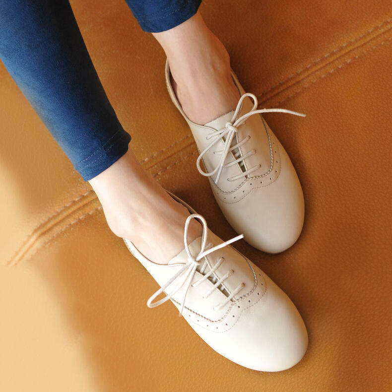 复古的一款平底鞋,酒红的色彩高贵又大气,流苏的装饰更添时尚潮感