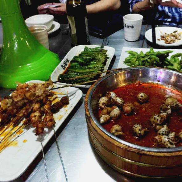 尤其在城市,吃宵夜的习惯非常普遍,从还算健康一点的喝甜汤,到完全不