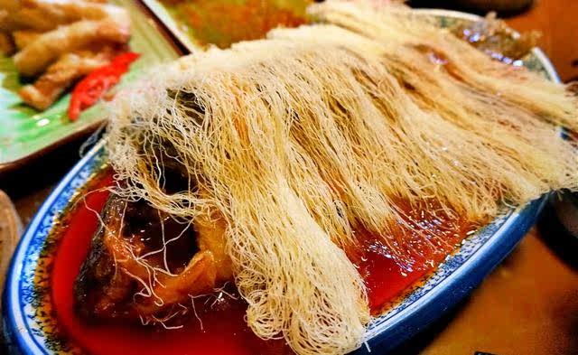 主要以熟鸡血,熟鸡肠,熟鸡肝为主,经过熬煮,汤醇味美,酸辣可口,鸡血软