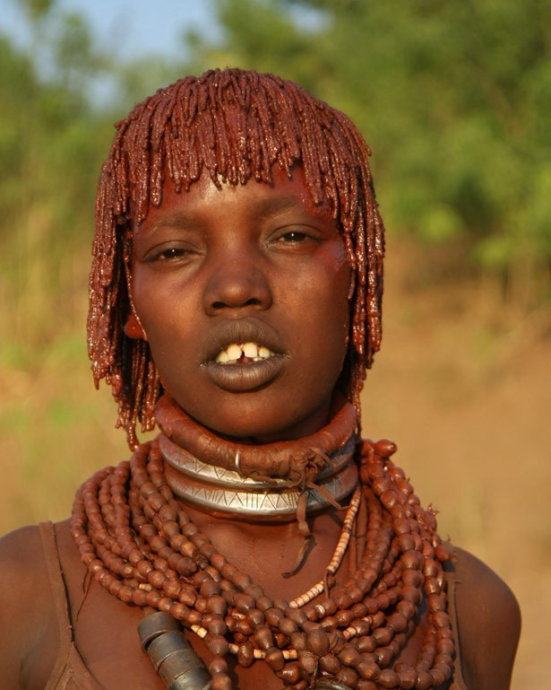 有不少当地非洲女性用红泥涂抹全身,并以此为美,还被他人亲切的称之为