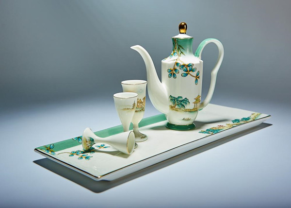 国宴餐具的图案,采用富有传统文化审美元素的青绿山水工笔带写意的