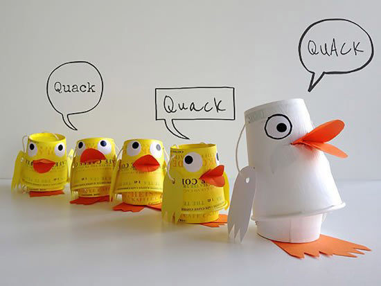 将糖果等收藏在鸭子的肚子里呢~分别用一次性纸杯diy鸭妈妈和小鸭子