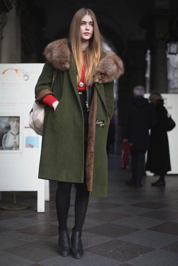 能把墨绿色穿出范的女生一定不简单