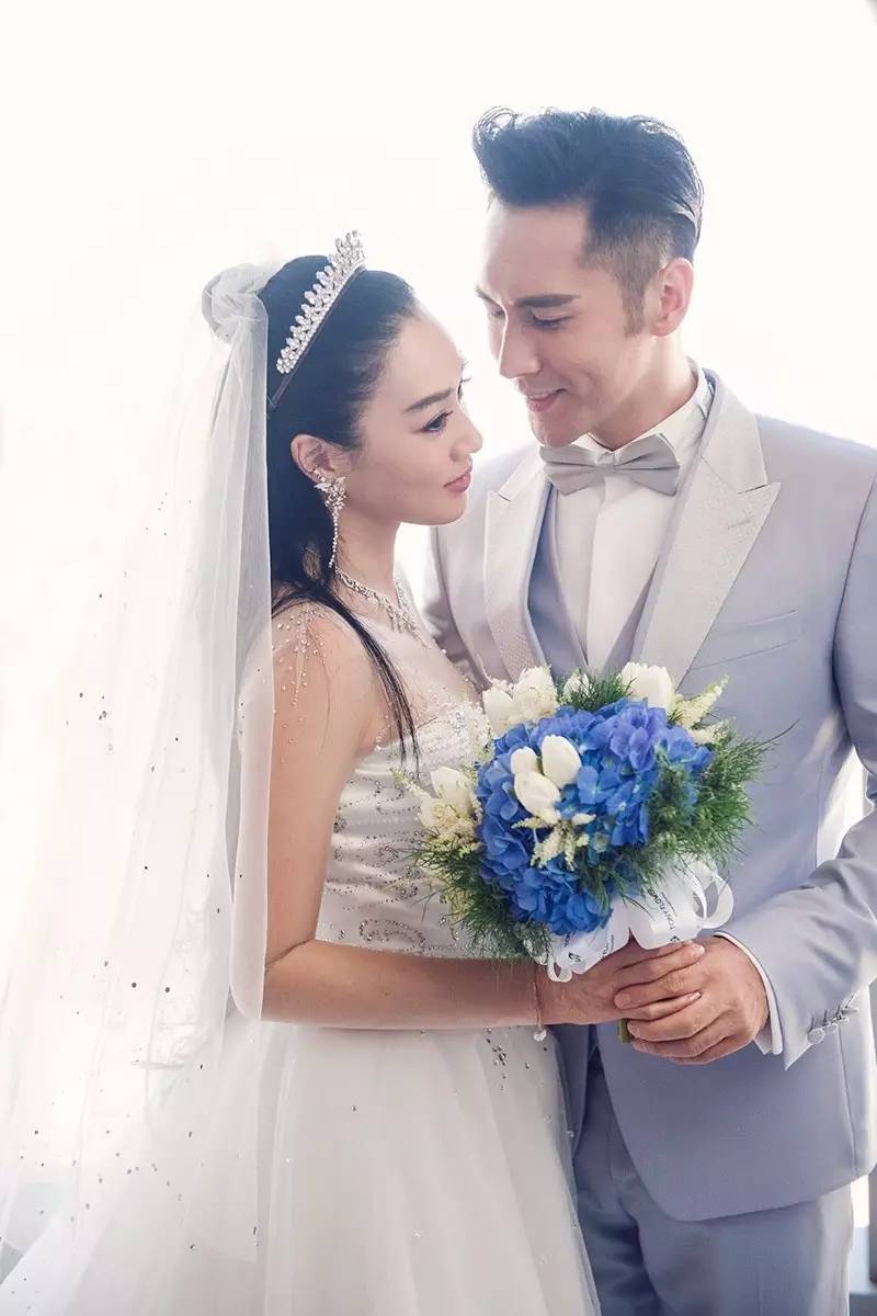 钟丽缇和张伦硕婚礼的里里外外都是海洋主题,这一套让钟丽缇热泪盈眶