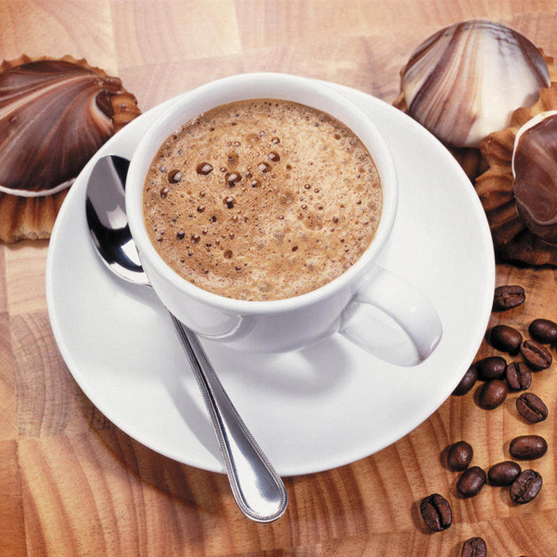 将咖啡的苦酸味,咖啡因含量降到最低,因为颜色比普通咖啡更清淡柔和