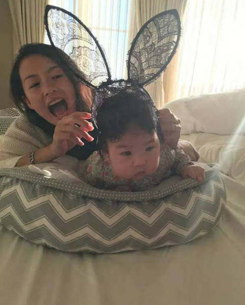 章子怡亲吻爱女 醒醒长相随汪峰?