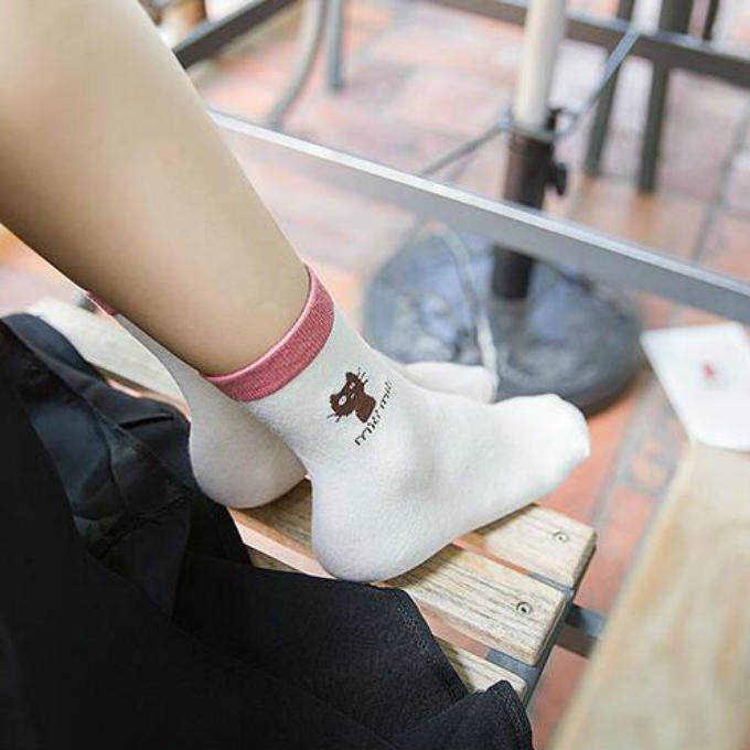 带有笑脸的袜子,是不是穿着都心情很好呢,袜头采用精细的缝制,穿鞋不