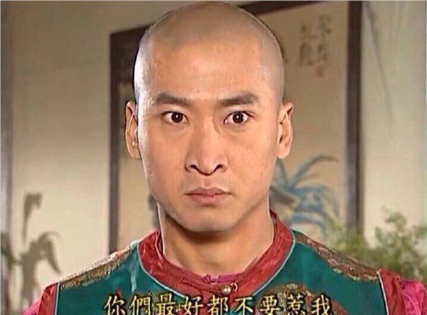 周杰面带不悦拒谈表情包 玩表情包的人都没什么