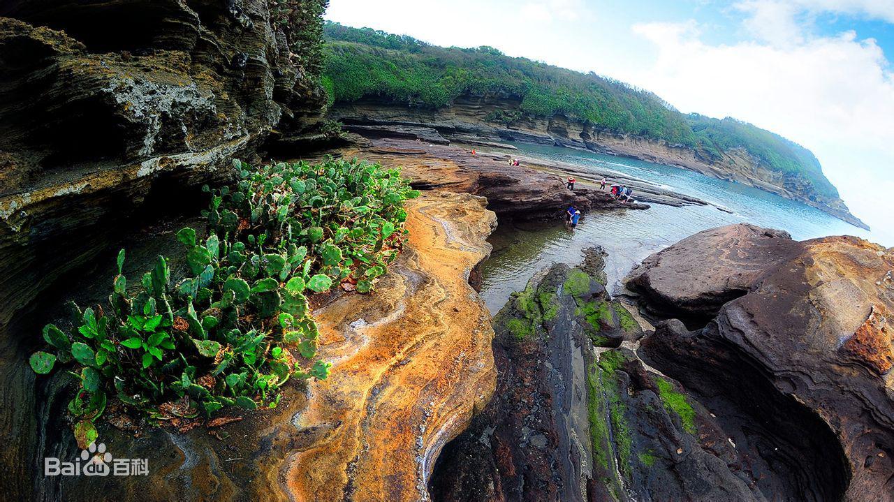 四周煙波浩淼,島上植被茂密,風光秀美,尤以奇特的海蝕,海積地貌,火山