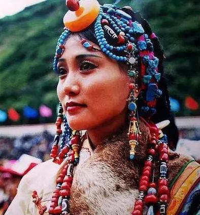 蜜蜡天珠挂满全身的藏区姑娘,娶一个就发达了!