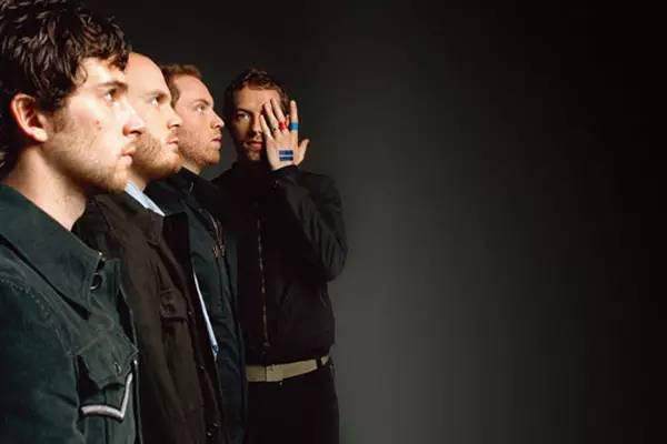 山羊皮乐队的主唱brett anderson是乐队的灵魂人物,他那刚柔并济的