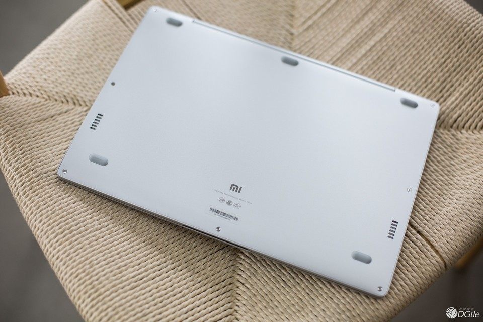 「尾巴开箱」主打便携,小米笔记本 air 12