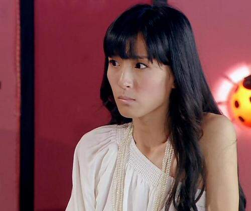 她是《爱情公寓》里林宛瑜,真美!