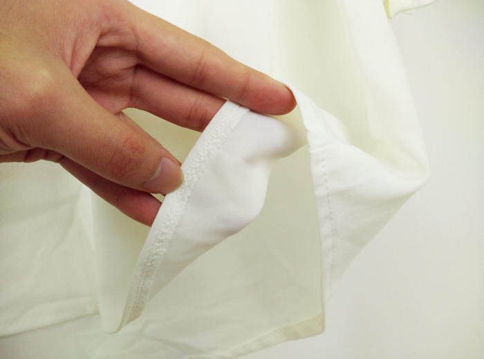 而且衣服的内里缝线非常的精湛,一针一线看得清清楚楚,而且面料非常的