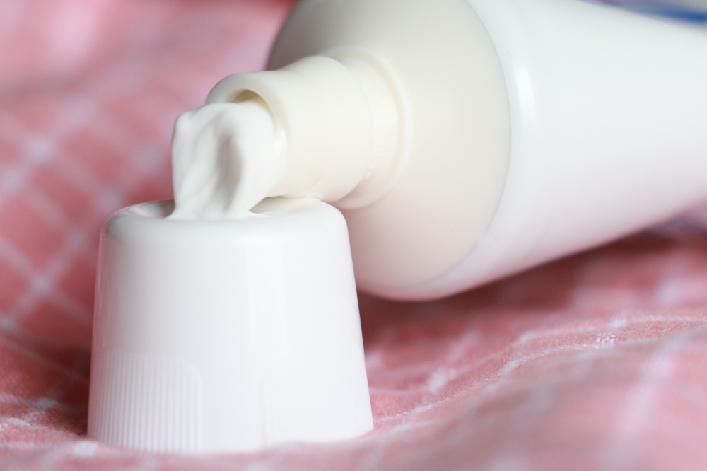 牙膏的膏体是纯白色的,非常细腻