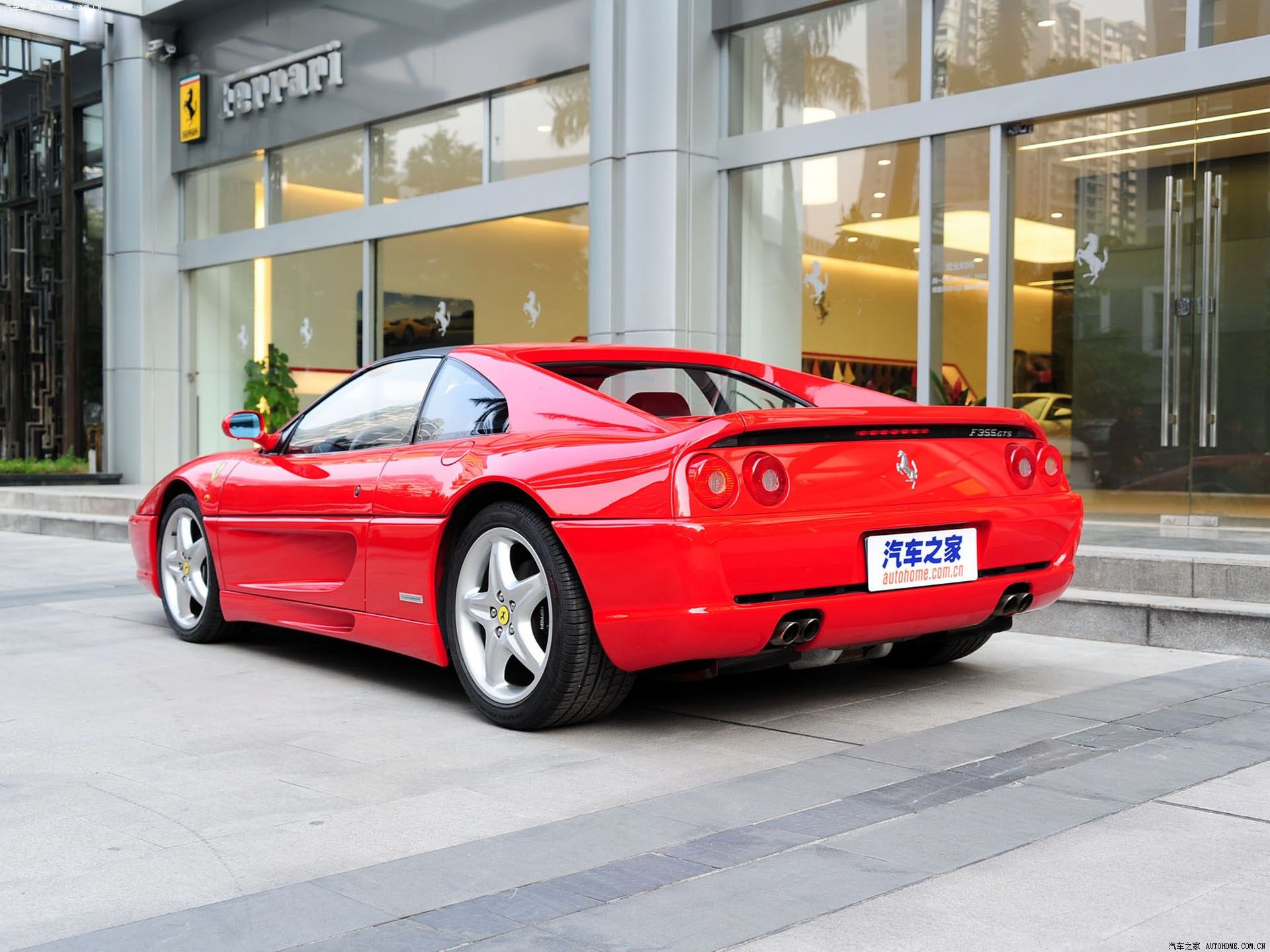 是不折不扣的爱车一族,经常开着各款超级豪华跑车穿梭在香港大街,这是