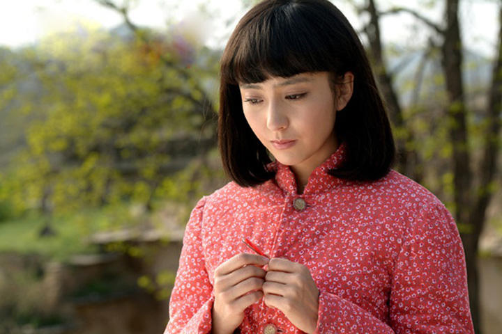 在《平凡的世界》剧组公布的剧照中,佟丽娅朴素的白底红色波点衬衫