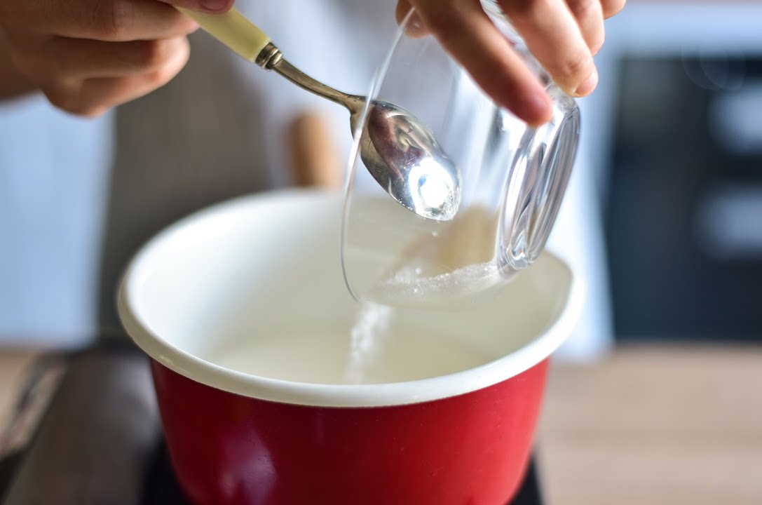 椰子粉20克,白糖30克,吉利丁2片(也可以换成鱼胶粉或者5克琼脂) 制作