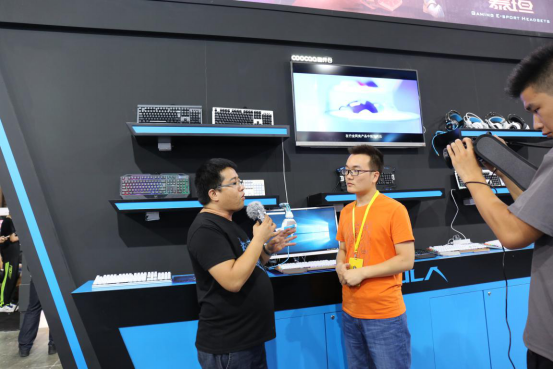 大写的"豪"东莞市索艾电子科技有限公司董事长刘云飞先生现场送奖品