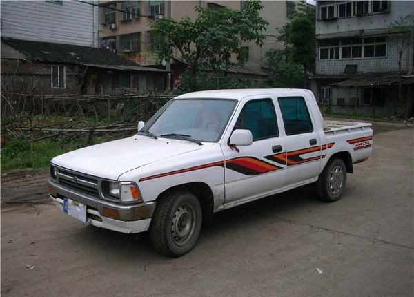 现在的皮卡,像丰田海拉克斯,那时原始的称谓有人叫做丰田的士头,或者