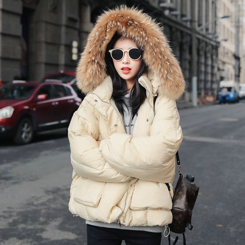 这里有暖暖的大毛领,这里也有厚厚的棉服,而且还有加厚的风衣.