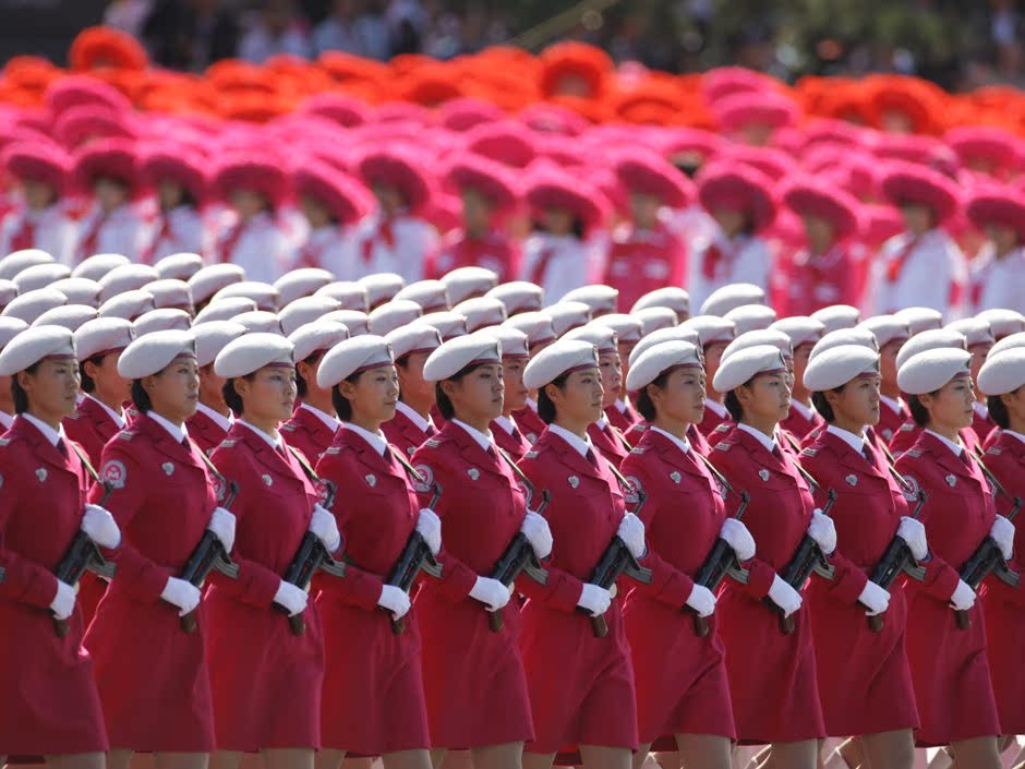 女民兵方隊持槍行進