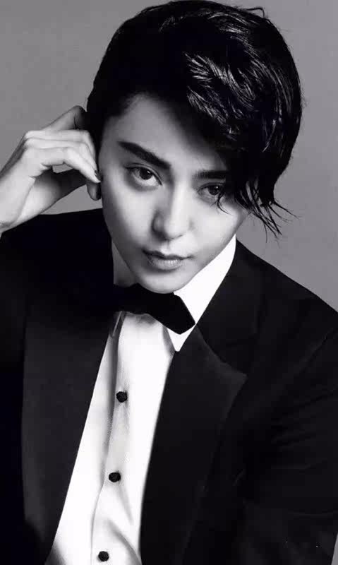 换上英气剑眉的范爷没有了甜美性感,只有大写的一个"帅"字!