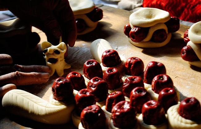 枣花馍是面塑艺术的代表之一,这种馒头工艺品多为春节期间在山西农村