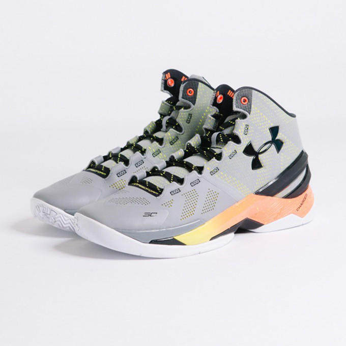 的ua上海旗舰店开幕,ua为中国球迷们奉上一份大礼,它就是库里二代战靴