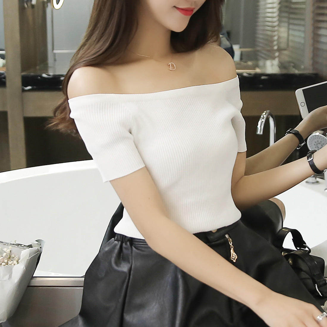 短款露脐装t恤,可圆领可一字领,一件衣服两种穿法.