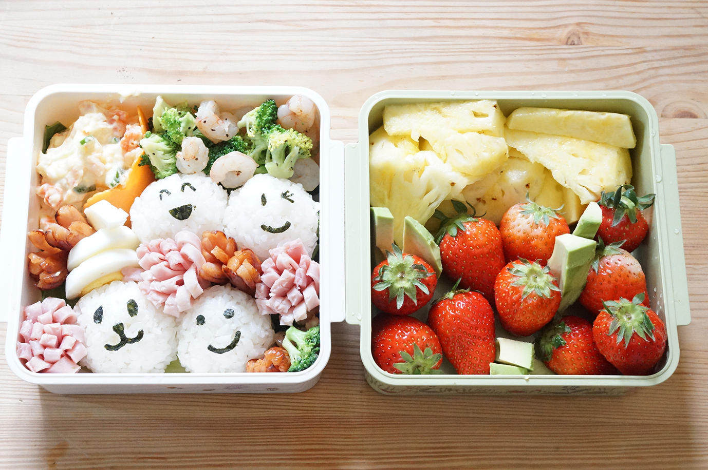 就是这麼可爱 ▲▽ 摆盘▼△ 在便当盒底部铺上生菜叶 把做好的食材