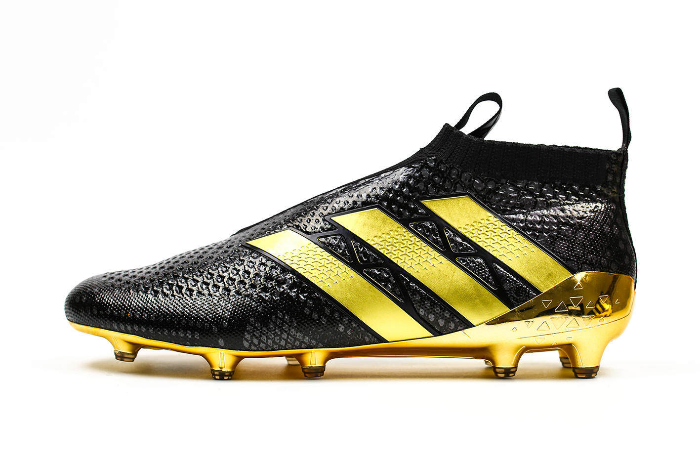 作为当前足坛最炙手可热的新星,博格巴脚上的球鞋一直为不少玩家所