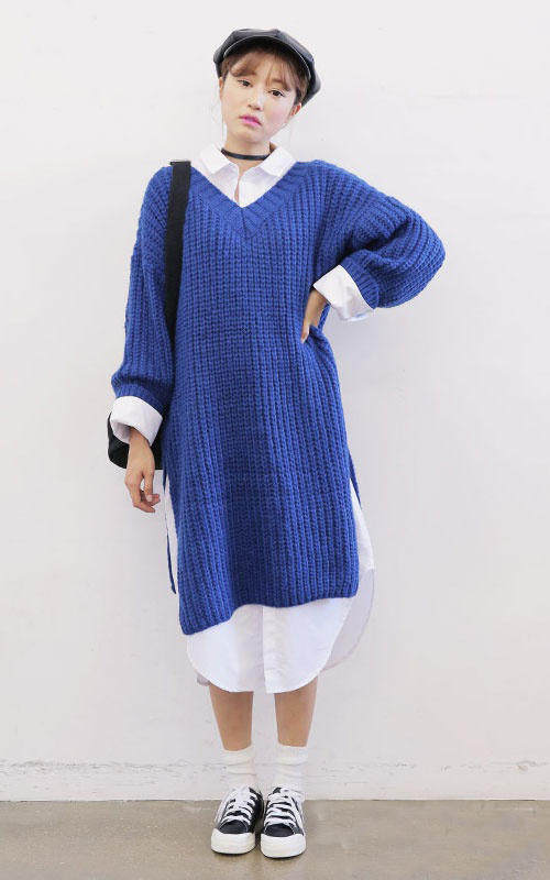 深蓝色v领下摆开衩长款针织衫搭配长款白色衬衫,慵懒休闲范儿十足