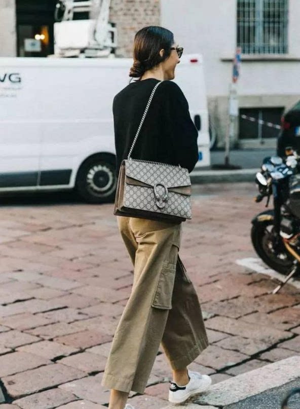 滑动链条包带有多种背法,可在肩背和手提之间自由转换.