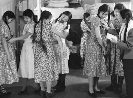 布拉吉: 别以为那时候久只有列宁服可以穿了,人家参加周末聚会时候