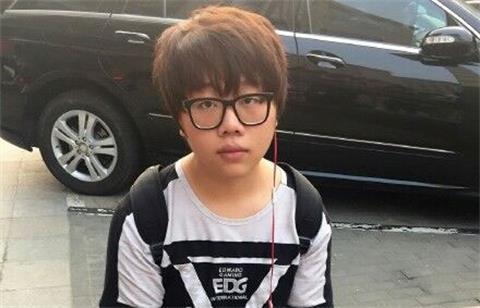 电子竞技没有胖子 西卡和黄星成撸圈减肥代表