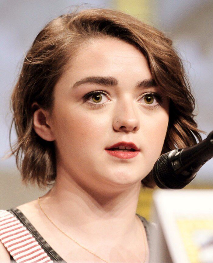 maisie williams有一个肉肉的脸庞.