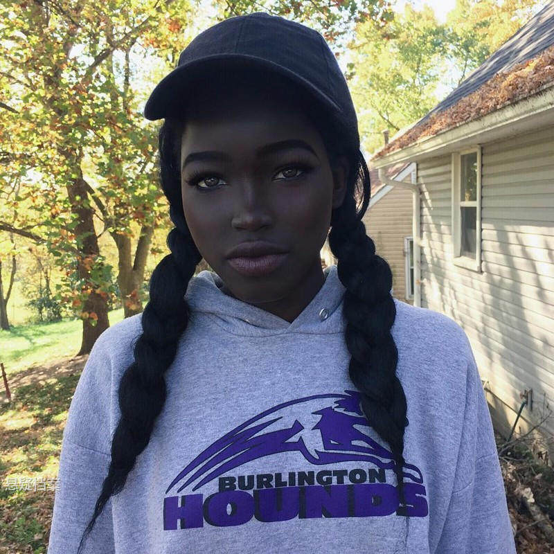 你们看的是女孩黑如碳,我看的是她皮肤超好!