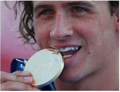 无论是哪一届奥运会, 运动员在获得了金牌之后,都喜欢咬那么一两口