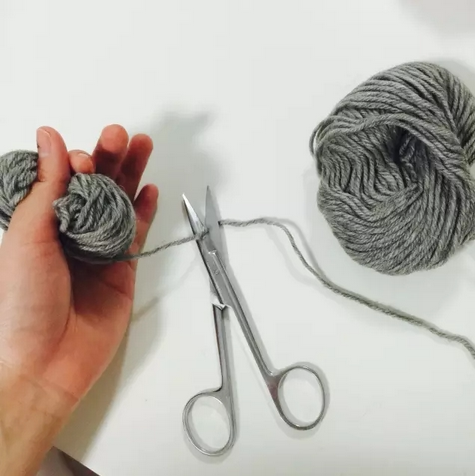 将毛线在手中来回缠绕,这一步就是之后毛球的主体,所以绕的越多越厚实