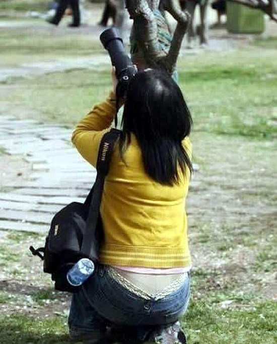 第五,想象一下坐在床边脱秋裤的情景,神马欲望可都没有了